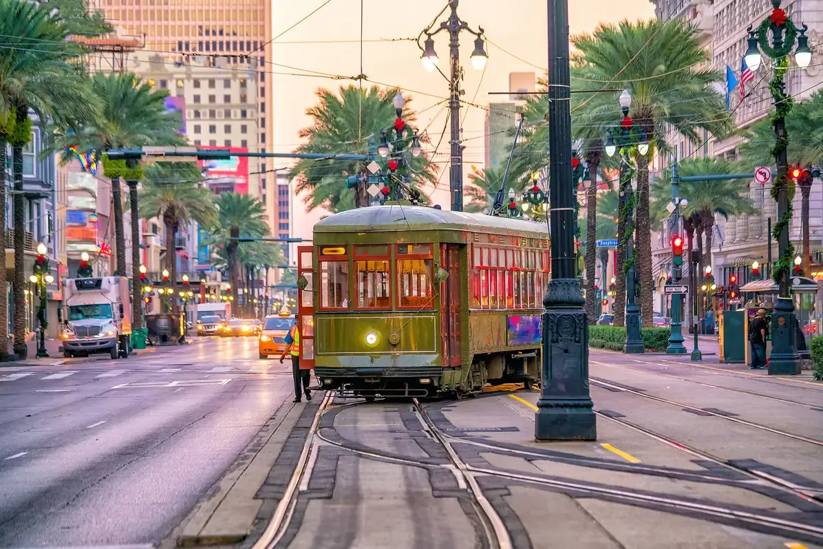 Green streetcar stopped on Canal Street in New Orleans