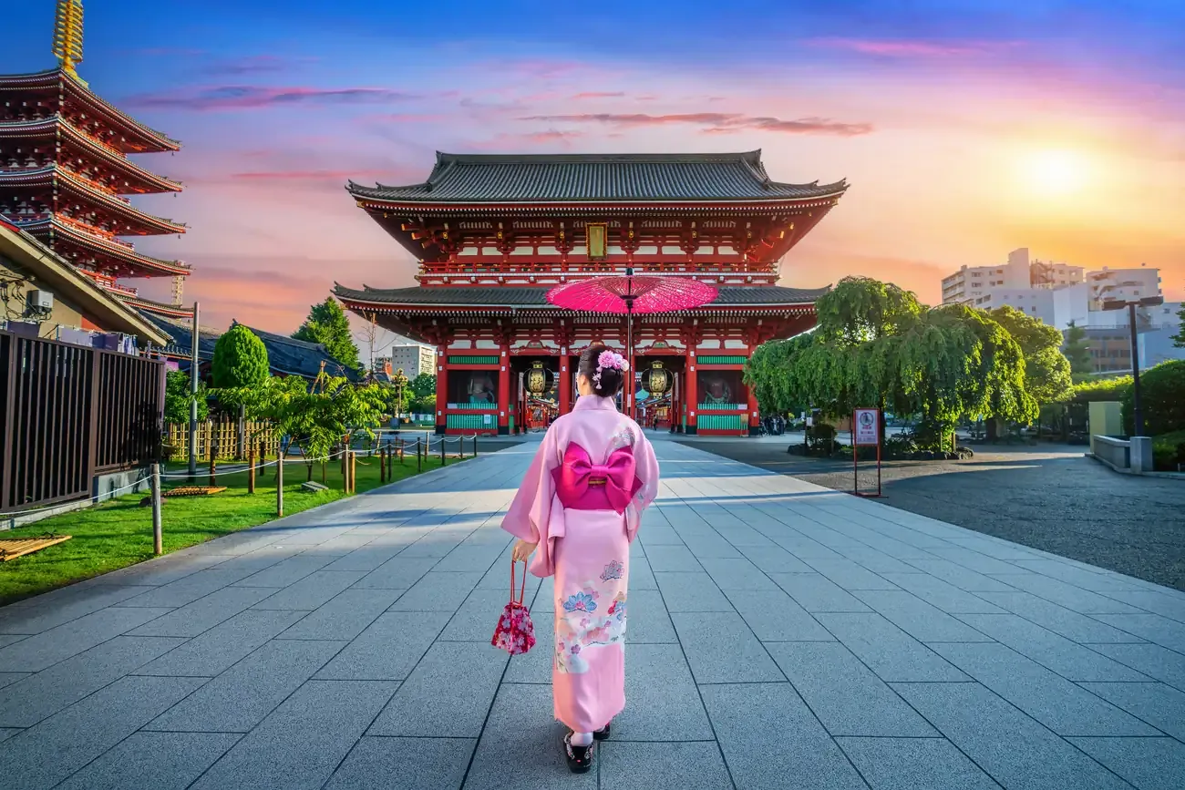 Visitor in a kimono walking towards the Hozomon gate of Sensoji Temple in Asakusa