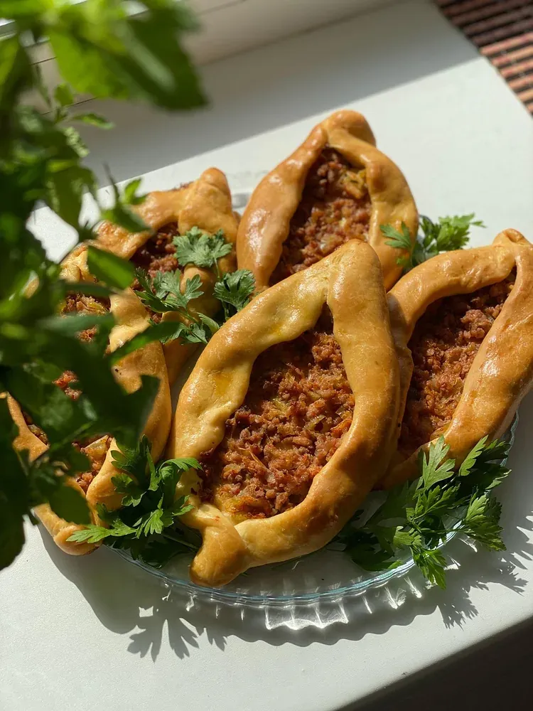 Boat-shaped Turkish pide filled with minced meat