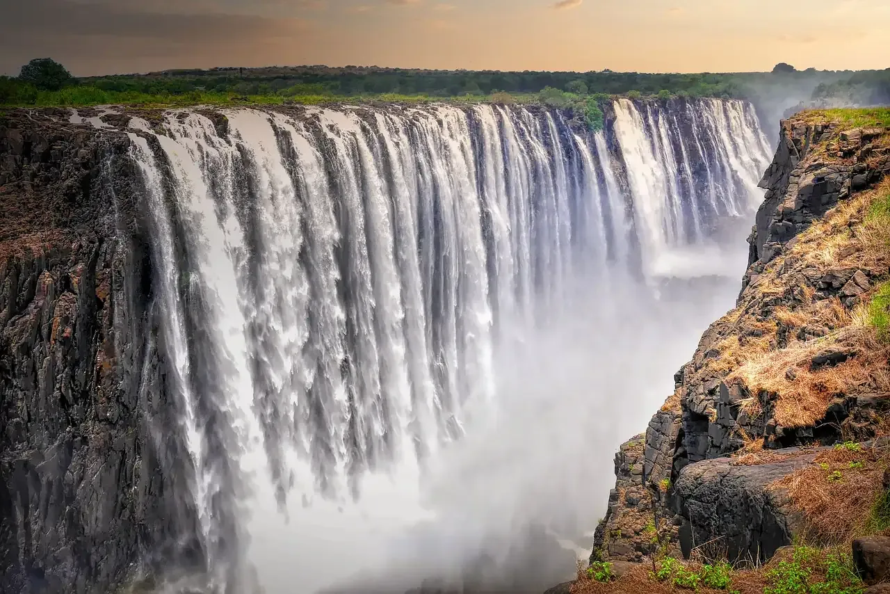 The Main Falls of Victoria Falls and the basalt cliffs of the gorge