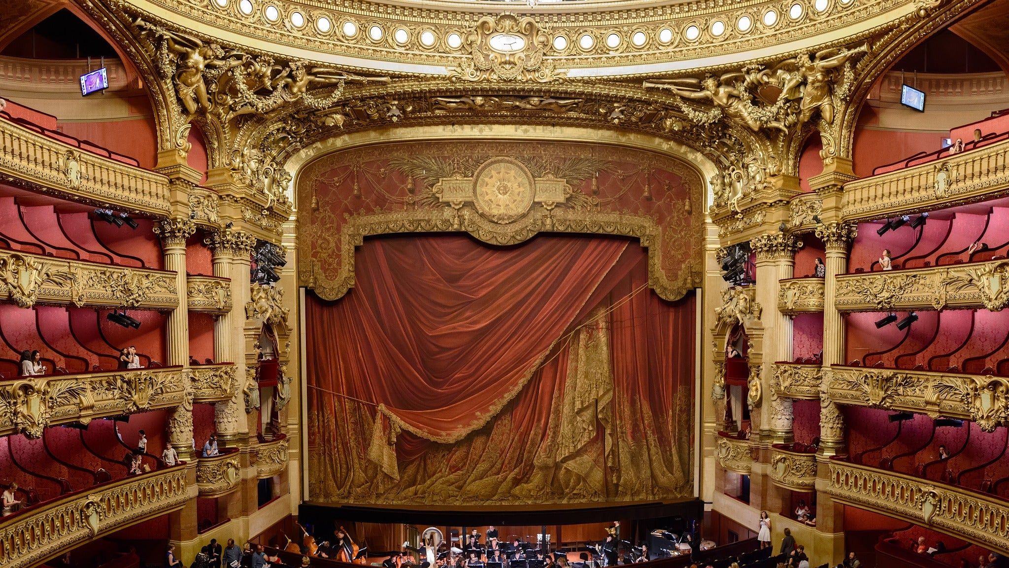 The soprano Monroe performing at Cathedrale St Louis in Versailles