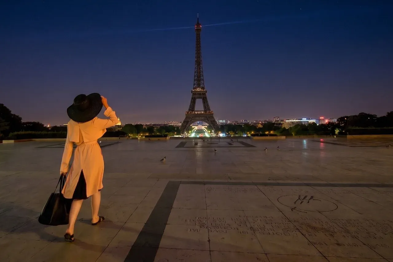 Where is the best spot to see the Eiffel Tower sparkle?