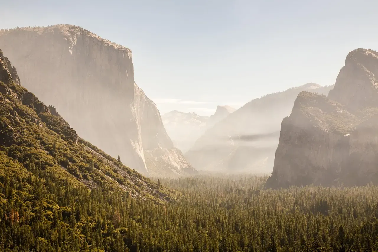 El Capitan and the walls of Yosemite Valley seen from Tunnel View in California