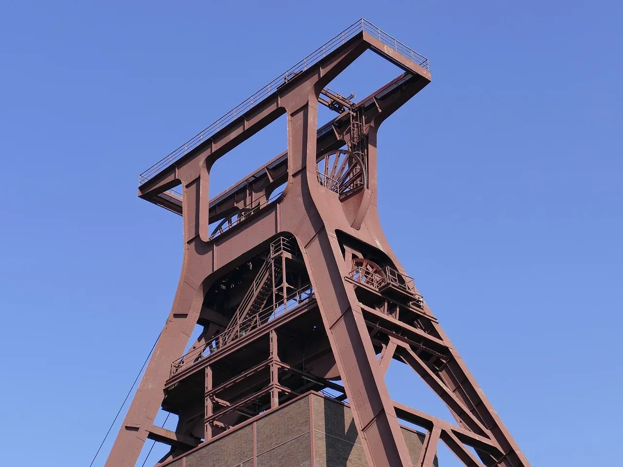 The red winding tower of the Zollverein colliery in Essen